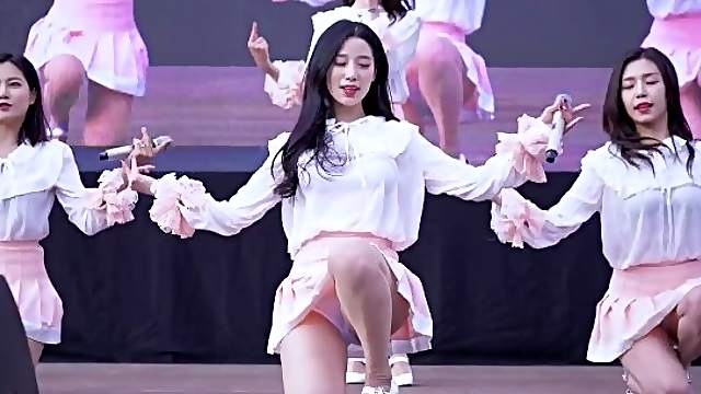 Korean beauties dance