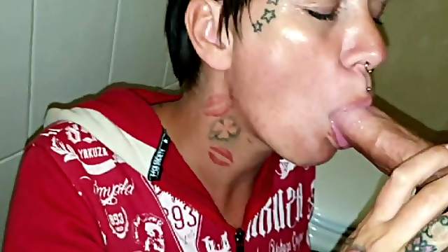 German amateur public toilet sextape with facial