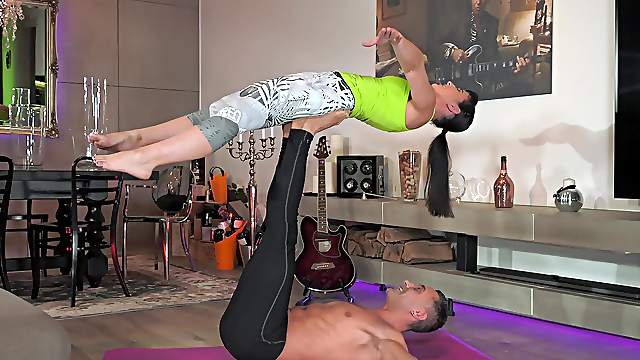 Fucking on the floor with flexible mature mommy Sissy and a teen