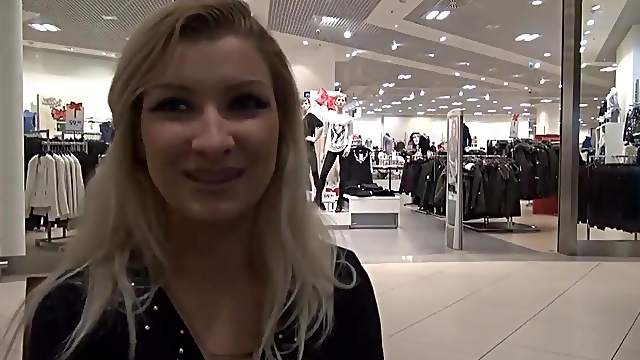 Teeny-Winnie18 - schneller Blowjob mit einem neuen Mann im CundA Store