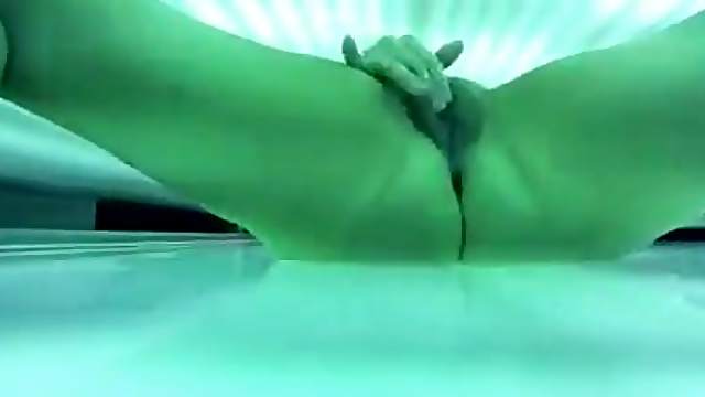 Lady with big ass masturbates in solarium