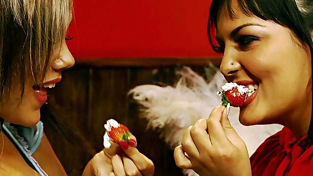 Kinky lesbian sex between dirty glamour models Jasmine and Leila