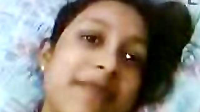 Indiand Babe Shows Her Hairy Pussy in a Homemade Sex Clip