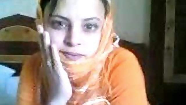 Blu-Eyed Arab Babe Shows Her Big Round Ass In a Homemade Porn Vid