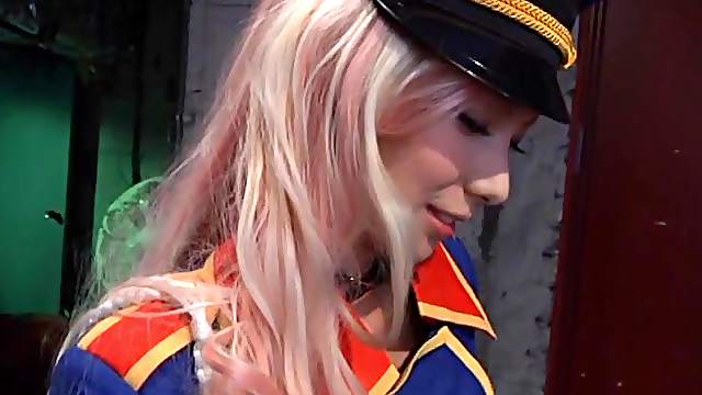 Gorgeous Japanese chick Kisaki Yua drops on her knees to blow