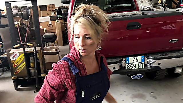 Balls deep fucking with a cock hungry amateur MILF who loves cum