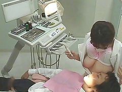 Dentista Japonesa Despiadada Masturba A Sus Clientes Mientras Le Chupan Las Tetas