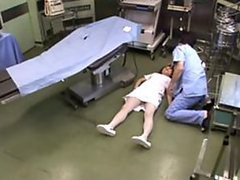 Enfermera Asiática dormida es cojida