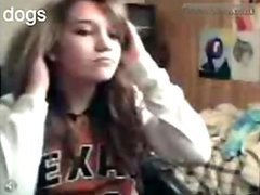 Sexy adolescente divirtiendose sola en su casa