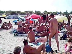 Cámara voyeur filma a una hermosa chica en la playa nudista