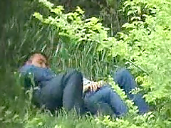 Pareja cachonda siente una urgencia de tocarse entre ellos en el parque