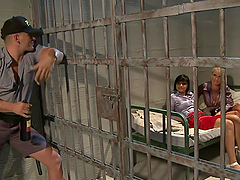 Dos putas sexys fueron detenidas y cojidas por un guardia