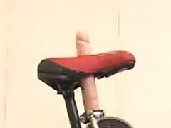 Japonesa super cachonda alcanza el orgasmo por montar una bici Sybian
