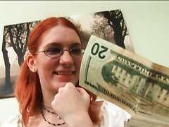 Pelirroja con lentes recibe plata para tener un trío con dos viejos