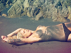 La hermosa Kristen Nicole muestra su cuerpo sexy en  la playa
