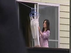 Развесив бельё сушиться, азиатская домохозяйка нашла время и на поебаться