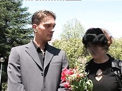 После похорон вдова нуждалась в немедленном и как можно более хардкорном сексе