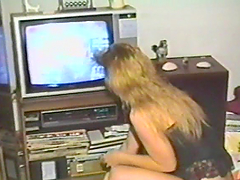Chubby blonde masturbates her cunt in a vintage solo scene