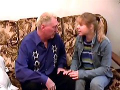 Rubia inocente chupa y coje la verga de un viejo en un sofá