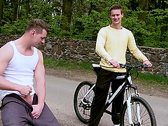 Двое парней устраивают горячий секс геев на виду у всех возле дороги