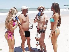 Reportero Brasilero en la playa con dos jovencitas calientes