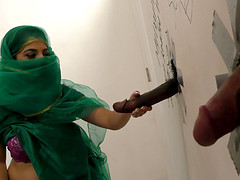 Мусульманская сучка сосет хуй через дырку в стене и наслаждается спермой на роже