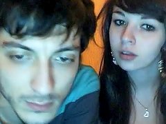 Chica cachonda chupando una verga dura en un video amateur