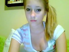 Chica rubia se masturba para la cámara web