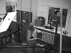 Hot Babe Showing Her Sexy Body At The Gym