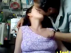 Almacenero coje a una policía en el trabajo