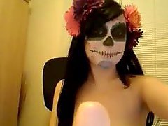 Skull Candy Hottie Shows Her Amazing Body