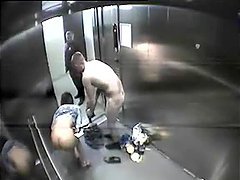 Morocha caliente hace lo que quiera su novio en el ascensor