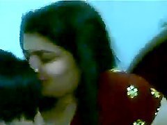 Joven India mama la pija de su novio por diversión