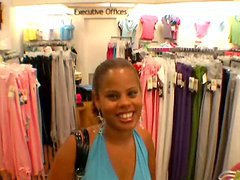 Una cojida dura con una sexy empleada de una tienda de ropa