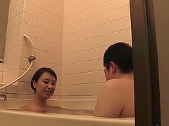 Lucky guy gets a perfect blowjob from a perfect babe in the bathtub