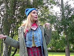 Outdoor hardcore fuck is all that horny Lola Bambola wants to do