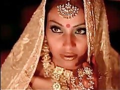 Красиво одетая индийская тёлочка вот-вот примется ебаться со своим избранником