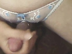 Masturbándose con unas bombachas especiales