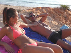 Stunning girlfriend Jess gets her pussy massaged by the sea
