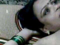 MILF gorda india muestra su cuerpo curvo en un video amateur caliente