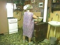 Abuelita cachonda se masturba con un juguete y después chupa una pija para obtener un facial